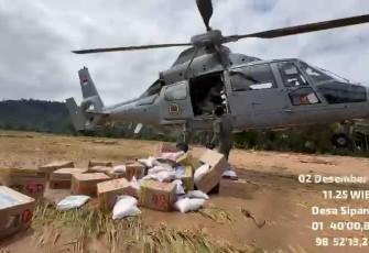 Helikopter TNI AL Turunkan Bantuan untuk Masyarakat di Tapanuli Tengah 