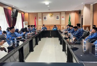Penjabat Sekretaris Daerah Provinsi (Sekdaprov) Herwan Antoni memimpin rapat koordinasi bersama seluruh kepala Organisasi Perangkat Daerah (OPD) di Ruang Rapat Merah Putih L, Kantor Gubernur Bengkulu, Selasa (17/6/2025)/ Foto : MC