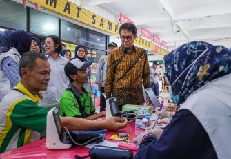 Menkes Budi Gunadi Sadikin meninjau pengecekan kesehatan pengemudi di terminal Kampung Rambutan, Jakarta, Kamis (27/3)