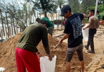 Gotong Royong Perbaiki Jalan Rusak di Batu Berdaun