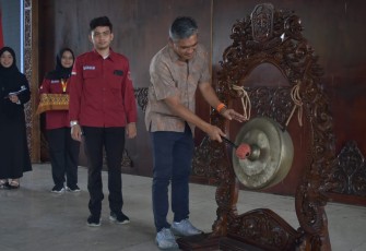 Simbolis pemukulan gong oleh Pj Bupati Karanganyar Timotius Suryadi membuka gelaran Ekspo Kampus 2025, di Pendopo Raden Mas Said Rumah Dinas Bupati Karanganyar, Sabtu (11/1/2025)