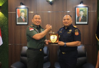  Panglima Kodam XII/Tanjungpura Mayjen TNI Jamallulael, S.Sos., M.Si., melaksanakan silaturahmi dengan Kepala DJBC (Direktorat Jenderal Bea dan Cukai) Kalimantan Bagian Barat, Imik Eko Putro. Pertemuan berlangsung di Kantor DJBC Kalbagbar, Kota Pontianak. Rabu (15/1/2025)