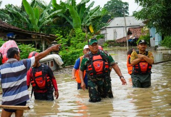 Dandim Ngawi dan Bupati Beri Bantuan Kepada Warga Terdampak Banjir di Desa Pelang Lor