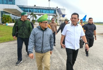  Gubernur Kepulauan Riau H. Ansar Ahmad mendampingi Menteri Koordinator Bidang Pemberdayaan Masyarakat RI, Muhaimin Iskandar, yang akrab disapa Cak Imin, dalam kunjungan ke Pulau Penyengat, Sabtu (25/1)