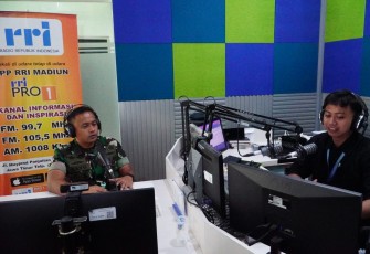 Komandan Distrik Militer (Dandim) 0803/Madiun, Letkol Kav Widhi Bayu Sudibyo, menyampaikan himbauan penting kepada masyarakat melalui sebuah podcast yang dikemas dalam dialog khusus di Studio Pro 1 RRI Madiun, Sabtu (25/1)