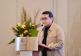 Menteri Ekonomi Kreatif, Teuku Riefky Harsya, menyampaikan keynote speech pada acara BEKUP Accelerate Demo Day 2025 di Double Tree Hilton, Jakarta, Jumat (28/11/2025)