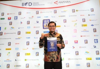 Direktur Manajemen Risiko Eri Surya Kelana, saat menerima penghargaan di Jakarta