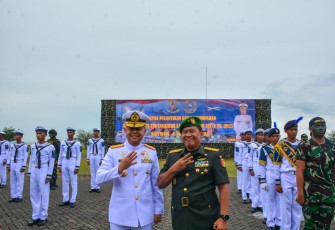 Kapoksahli Kodam XIII Merdeka Bersama Dankodaeral VIII Manado saat  menghadiri pelantikan Dikmata TNI AL