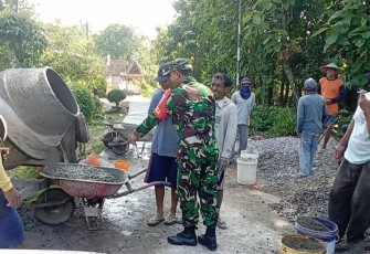 Babinsa Desa Dawuhan Bersama Warga saat Gotong Royong Rabat Jalan