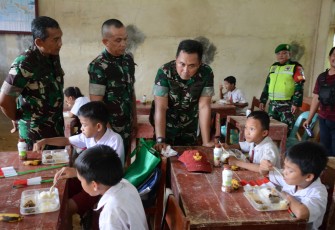 Danrem 023/KS Dampingi Pangdam I/BB kunjungi Siswa/Siswi SDN 078481 di Desa Terpencil Nias
