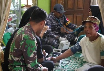 TNI AL Terjunkan Tim Kesehatan Untuk Masyarakat Sekitar Terjadinya Bencana Longsor di Pekalongan 