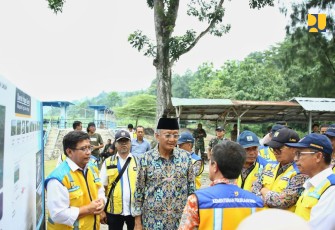 Menteri Pekerjaan Umum (PU) Dody Hanggodo didampingi Wakil Menteri PU Diana Kusumastuti meninjau Bendung Danawarih yang merupakan sumber air untuk Daerah Irigasi (DI) Gung yang berada di Kecamatan Balapulang, Kabupaten Tegal, Sabtu (11/01/2025)