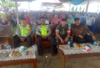 Kanit Binmas dan Bhabinkamtibmas Polsek Belitang III saat Hadiri Isra Mi'raj Nabi Muhamad Saw 1446 H