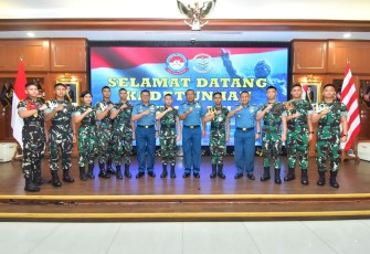 Panglima Komando Lintas Laut Militer (Pangkolinlamil) Laksamana Muda TNI Rudhi Aviantara IH., S.E., M.Si., M.Tr.(Han)., CHRMP. didampingi Kepala Staf Kolinlamil (Kas Kolinlamil) dan Asisten Operasi Pangkolinlamil (Asops Pangkolinlamil) menerima kunjungan dari Kadet Univeristas Pertahanan Republik Indonesia (UNHAN RI) ke Markas Komando Lintas Laut Militer. Kegiatan ini dilaksanakan di Gedung Laut Nusantara, Kolinlamil, Jakarta Utara (24/12)