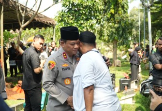  Kapolda Metro Jaya Irjen Pol Asep Edi Suheri menghadiri pemakaman Affan Kurniawan, driver ojek online (ojol) yang tewas mengalami kecelakaan dengan kendaraan taktis (rantis) Brimob, di makamkan di TPU Karet Bivak, Jakarta Pusat, Jumat (29/8/2025)