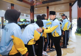 Bupati Trenggalek, Mochamad Nur Arifin, saat memberangkatkan Kontingen Trenggalek dalam Pekan Olahraga Provinsi (Porprov) ke-IX Jawa Timur tahun 2025, di Pendapa Manggala Praja Nugraha, Rabu, (18/6/2025).