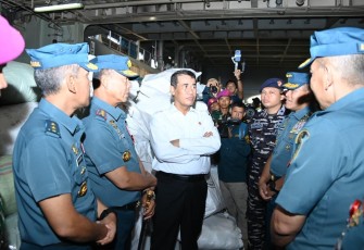 Menteri Pertanian Republik Indonesia (Mentan RI) Dr. Ir. Andi Amran Sulaiman, M.P. bersama Kepala Staf Angkatan Laut (Kasal) Laksamana TNI Dr. Muhammad Ali melaksanakan peninjauan serta pelepasan Bantuan Banjir Tahap III menggunakan KRI Makassar-590 dari Dermaga Kolinlamil, Jakarta Utara, Selasa (16/12)