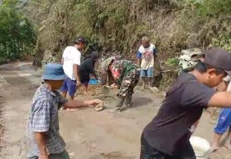 Babinsa Koramil 0801/07 Ngadirojo saat Kerja Bakti Rabat Jalan