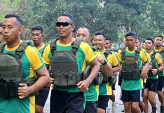 Satgas Pamtas RI-RDTL Asah Fisik dengan Lari Vest Baja