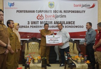 Penyerahan secara simbolis oleh Pjs. Pemimpin Bank Jatim Cabang Batu Sugiastuti kepada Pj. Walikota Batu Aries Agung Paewai pada hari Selasa (31/12).