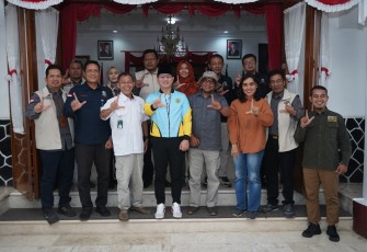 Bupati Trenggalek, Mochamad Nur Arifin, saat menyambut kunjungan Tim Verivikator Lapang Lomba Wana Lestari di Pendopo Manggala Praja Nugraha, Rabu (18/6/2025)