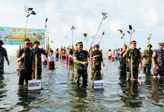 Irdam XIII Merdeka saat menghadiri penanaman Mangrove Serentak di wilayah kabupaten Minahasa Selatan, Sulawesi Utara