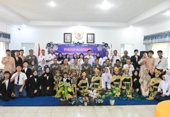 Komandan Pusat Penerbangan TNl Angkatan Laut (Danpuspenerbal), Laksda TNI Bayu Alisyahbana menghadiri acara Pelepasan dan Penerimaan Anak Asuh Panti Asuhan Laksamana Moeljadi Tahun 2025 yang digelar di Panti Asuhan Laksamana Moeljadi, Jln Brantas No. 3 Kompleks Lanudal Juanda, Kamis (3/7/2025)