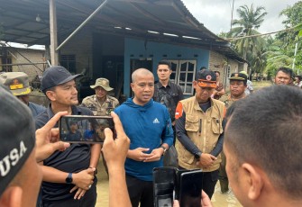 Penjabat (Pj) Wali Kota Tebing Tinggi, Dr. Moettaqien Hasrimi, S.STP, M.Si, dan Wali Kota Tebing Tinggi terpilih, Iman Irdian Saragih, S.E, meninjau langsung banjir yang terjadi di beberapa lokasi di Kota Tebing Tinggi, Sabtu (18/01/2025)