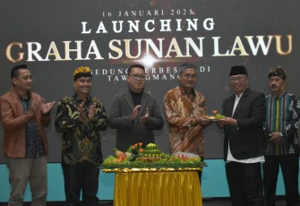 Pj Bupati Karanganyar Timotius Suryadi menyerahkan potongan tumpeng kepada Presiden Direktur The Lawu Group Parmin Sastro Wijono saat perayaan Milad 8 Tahun The Lawu Group sekaligus Launching Graha Sunan Lawu, Kamis (16/1/2025) malam.