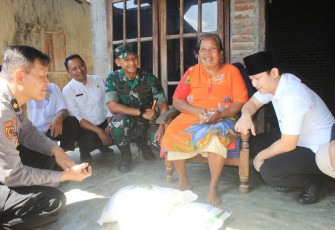 Forkopimda Trenggalek Salurkan Bantuan Beras ke Warga Tak Mampu