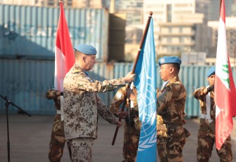 Dansatgas MTF TNI Konga XXVIII-P/UNIFIL Letkol Laut (P) Anugerah Annurullah menerima penyerahan Bendera United Nations (UN) dari Dansatgas MTF TNI Konga XXVIII-O/UNIFIL Letkol Laut (P) Letkol Laut (P) Wirastyo Haprabu yang disaksikan langsung oleh MTF Commander selaku Inspektur Upacara. 