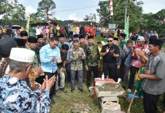 Wakil Menteri Pendidikan Dasar dan Menengah (Wamendikdasmen) Fajar Riza Ul Haq menghadiri peletakan batu pertama (groundbreaking) TK ABA ‘Aisyiyah di Ketenong, Lebong, Bengkulu, bersama Bupati Lebong, Azhari dan Ketua Yayasan Surya Semesta Pena, Husni Amriyanto, Ahad (10/08)