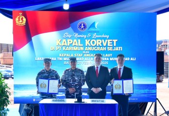  Kepala Staf Angkatan Laut (Kasal) Laksamana TNI Dr. Muhammad Ali didampingi Ketua Umum Jalasenastri Ny. Fera Muhammad Ali memimpin kegiatan Shipnaming dan Launching Kapal Korvet (TA. 2023-2025) yakni KRI Bung-Hatta-370 yang merupakan hasil produksi dalam negeri bertempat di PT. Karimun Anugrah Sejati, Batam. Kamis (27/02)
