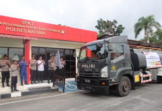 Desa Harapan Jaya dan Kapal Roro Bahtera Nusantara 01 dapat Penyaluran Air Bersih dari Polres Natuna 