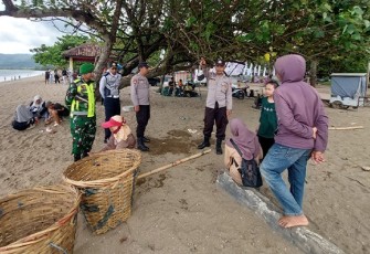 Sinergi TNI-Polri Jaga Keamanan Libur Nataru di Pantai Prigi Trenggalek