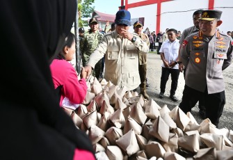 Kapolri Jenderal Listyo Sigit Prabowo mendampingi Presiden Prabowo Subianto meninjau langsung lokasi pengungsian korban banjir di Tapanuli Tengah, Sumatera Utara, Senin (1/12/2025)