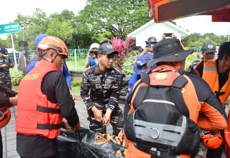 Aksi Sigap TNI AL saat Bantu Evakuasi Jenazah Korban Banjir