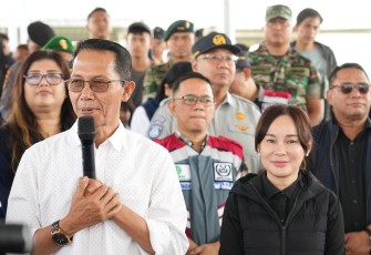 Amsakar-Li Claudia saat Tinjau Arus Mudik di Pelabuhan dan Bandara