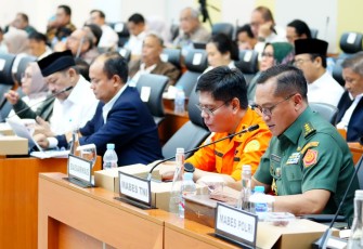 Asrenum Panglima TNI Letjen TNI Candra Wijaya saat menghadiri rapat kerja bersama Ketua Tim Pengawas Penanganan Bencana DPR RI, Dr. H. Cucun Ahmad Syamsurijal, M.A.P., di Gedung DPR RI, Senayan, Jakarta, Rabu (5/11/2025).