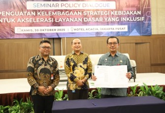  Kepala BSKDN Yusharto Huntoyungo saat membuka kegiatan  Seminar Policy Dialogue yang mengusung tema "Penguatan Kelembagaan Strategi Kebijakan untuk Akselerasi Layanan Dasar yang Inklusif" di Hotel Acacia Jakarta pada Kamis, 30 Oktober 2025.