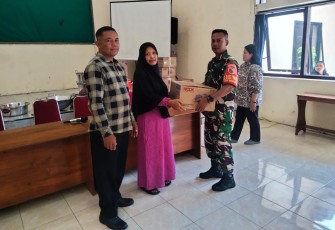 Babinsa Dawuhan, Koptu Aan dari Koramil 0806-01/Trenggalek, yang bersinergi dengan Pemerintah Desa Dawuhan untuk menyalurkan bantuan peralatan usaha bagi pelaku Usaha Mikro, Kecil, dan Menengah (UMKM).