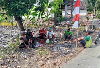 Babinsa Dawuhan Jalin Komsos dengan Petani