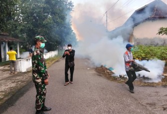 Babinsa Desa Glonggong, Koramil 0803/12 Dolopo, Serda Suparman saat pendampingan fogging.