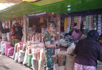 Babinsa saat Pantau Ketersediaan dan Harga Sembako di Pasar Dolopo