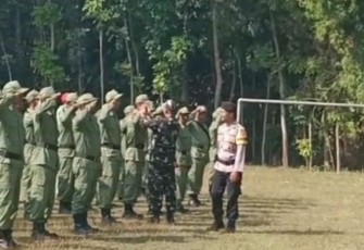 Pelatihan Peraturan Baris Berbaris (PBB) kepada Linmas di wilayah, bertempat di Lapangan Desa Bringin, Kecamatan Bringin, Kabupaten Ngawi, Jumat (22/08/2025). 