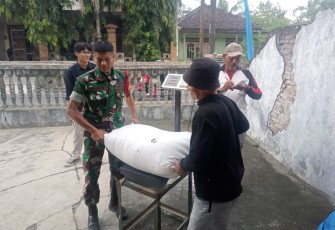 Babinsa Trenggalek saat Kawal Gabah ke Bulog