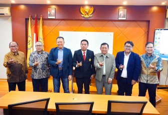 Bamsoet saat menjadi penguji dalam ujian sidang tertutup mahasiswa Program Pascasarjana Doktor Hukum Universitas Borobudur Achmad Taufan Soedirdjo di Universitas Borobudur, Jakarta, Selasa (22725).