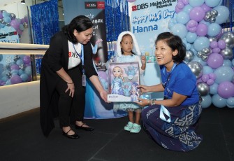 (Ki-ka) Head of Group Strategic Marketing and Communications PT Bank DBS Indonesia Mona Monika dan Head of Operations Make-A-Wish® Indonesia Yani Sinulingga ikut merayakan Wish Day Hanna di Jakarta, Kamis (21/08/2025).