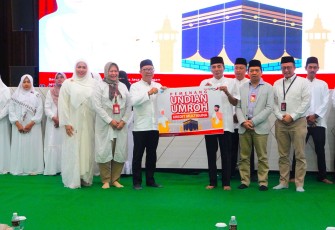 Bank Jatim saat Lepas Jamaah Umrah Pemenang Undian Kredit Multiguna