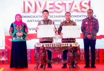 Bank Jatim dan Bank NTT saat Lakukan Penandatanganan Kerja Sama
